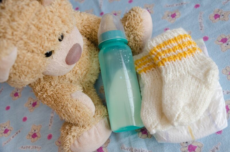 哺乳瓶とクマ