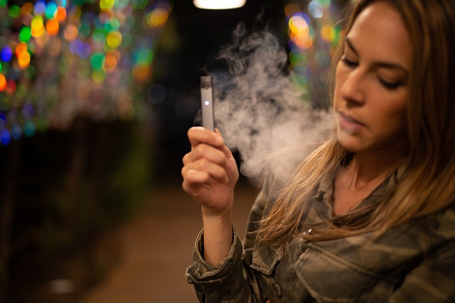 電子タバコを吸う女性
